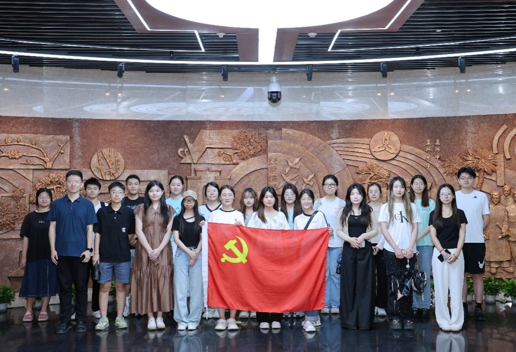 共鉴百年西财风华，传承经世济民精神——365上市公司官网研究生第七党支部开展参观校史馆活动