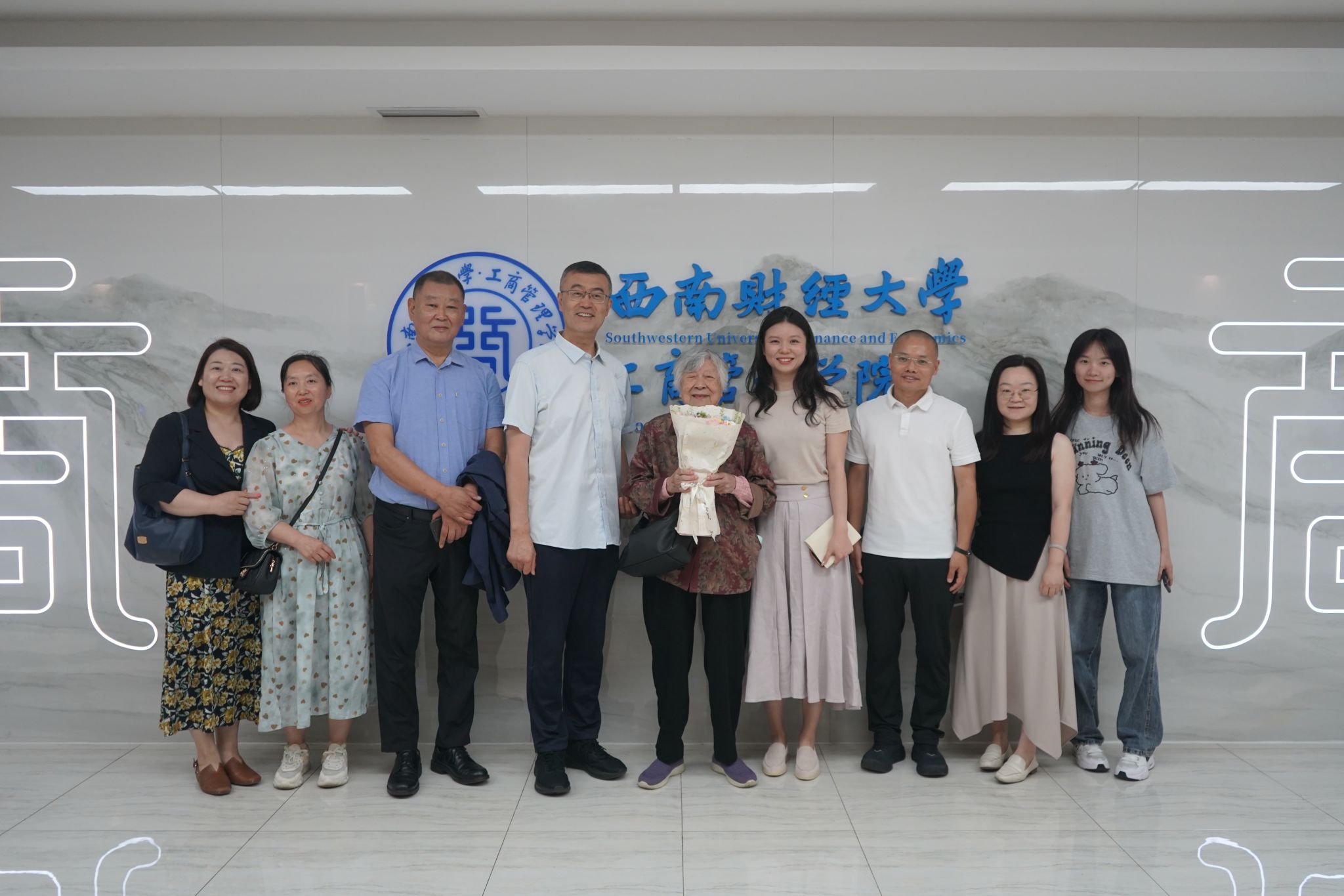 我院97岁校友祝自莹返校贺母校建校1...